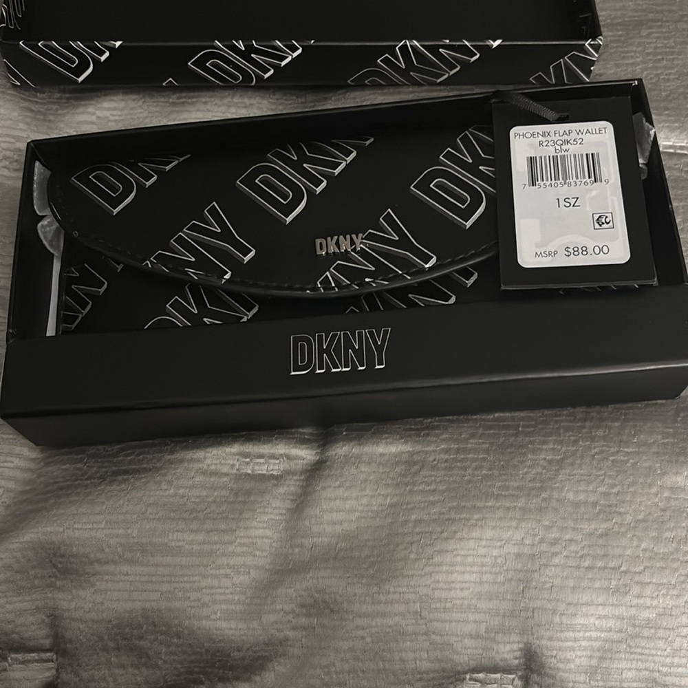 DKNY Black Phoenix Flap Wallet R23QIK52 holds 6 cards, zipper in back NWT